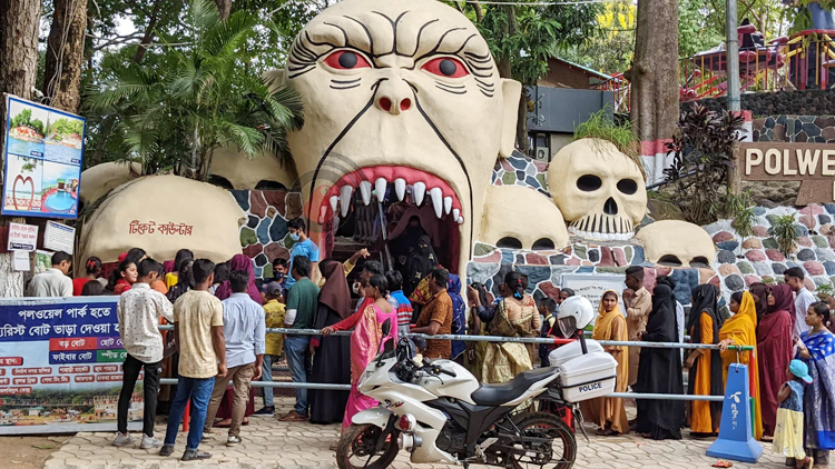 পর্যটকে মুখর রাঙ্গামাটি