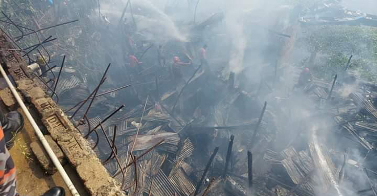 দিয়াশলাই নিয়ে খেলতে গিয়ে আগুনে পুড়লো ৯ বসতঘর