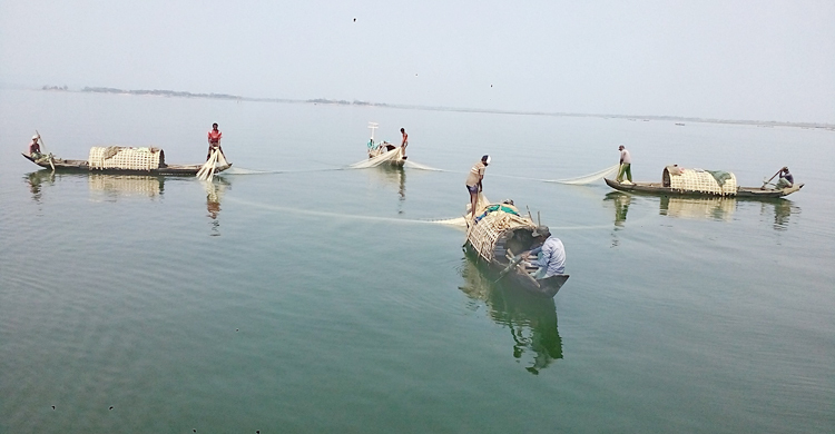 কাপ্তাই হ্রদে মধ্যরাত থেকে বন্ধ হচ্ছে মাছ শিকার