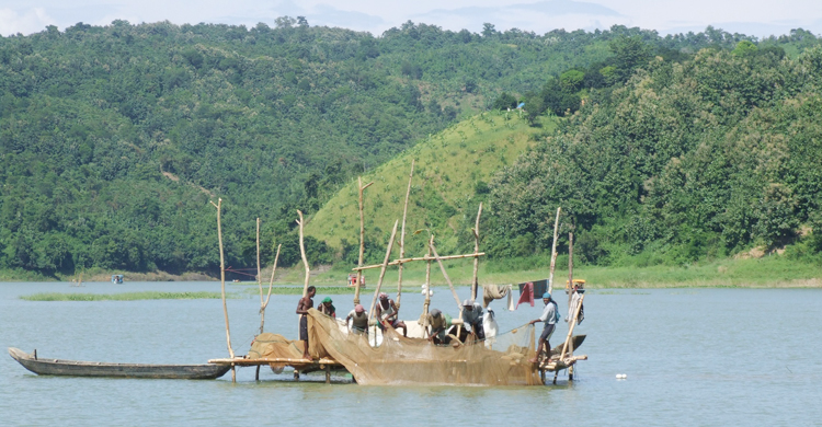 কাপ্তাই হ্রদে মধ্যরাত থেকে বন্ধ হচ্ছে মাছ শিকার
