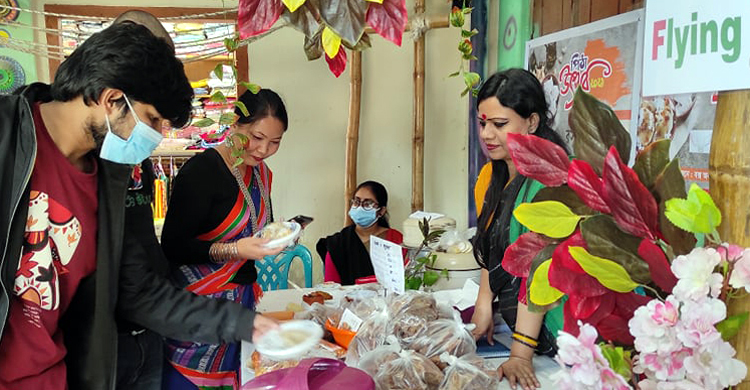 পাহাড়ে ঐতিহ্যবাহী পিঠা উৎসব