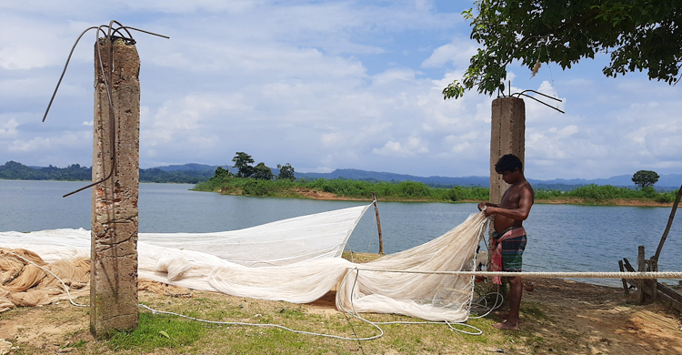 নিষেধাজ্ঞা শেষে কাপ্তাই হ্রদে মাছ ধরার অপেক্ষায় জেলেরা