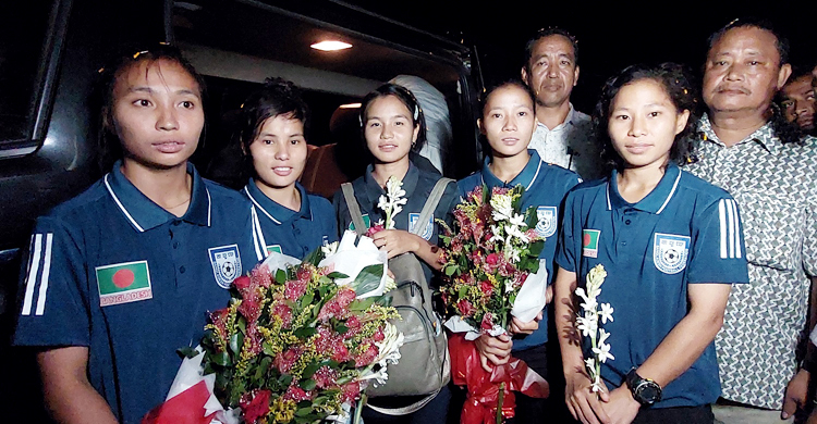 রাঙ্গামাটিতে মশাল জ্বালিয়ে ৫ সাফজয়ীকে বরণ