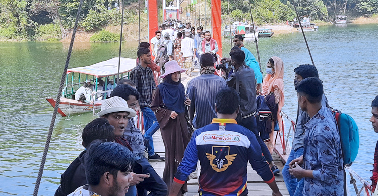 বিজয় দিবসে রাঙামাটিতে পর্যটকের ভিড়