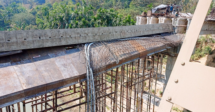 নির্মাণাধীন সেতুর গার্ডার ধসে আহত ২