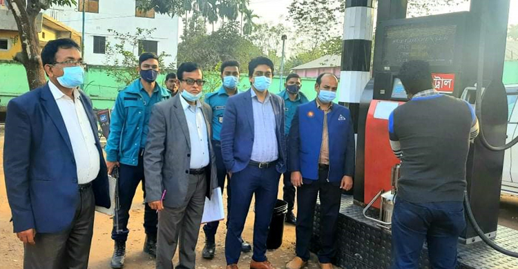 পেট্রলপাম্পে পরিমাপে কম, ছদ্মবেশে ধরলেন ম্যাজিস্ট্রেট