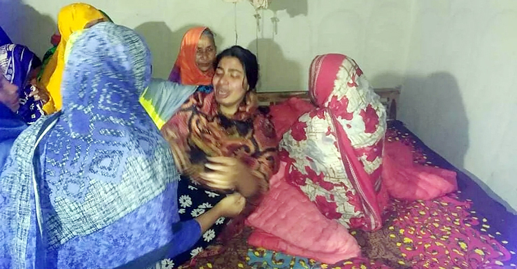 নামাজরত মেয়ের গলায় ছুরি বসালেন মা