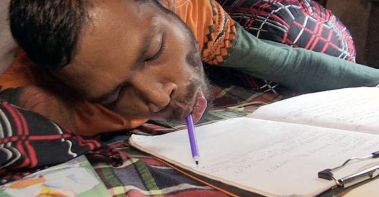 মুখ দিয়ে লিখে জিপিএ ৪.৫৮ পেলেন সেই উজ্জ্বল