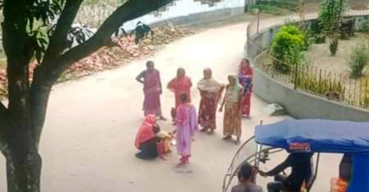 স্বাস্থ্য কমপ্লেক্সের খোলা মাঠে সন্তান জন্ম দিলেন নারী