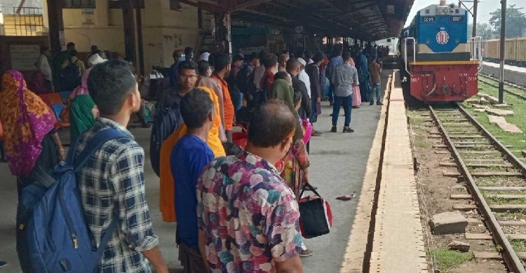 বাস সংকটে যাত্রী বেড়েছে ট্রেনে