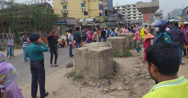 গাজীপুরে বকেয়া বেতন-ভাতার দাবিতে মহাসড়ক অবরোধ