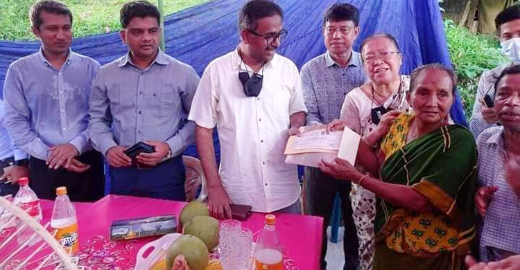 রিতুপর্ণা ও রুপনার পরিবারকে তিন লাখ টাকা দিলেন জেলা প্রশাসক