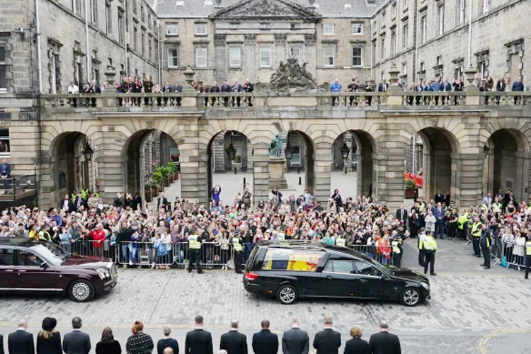 এডিনবরায় রানির মরদেহ, শ্রদ্ধা নিবেদন করবে সর্বস্তরের মানুষ