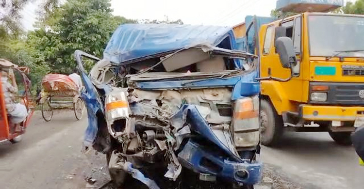 নরসিংদীতে বালুবাহী ট্রাক-পিকআপ সংঘর্ষে নিহত ২, আহত ১২