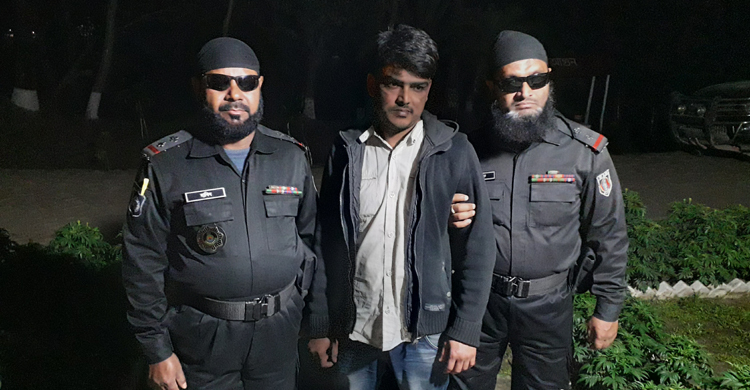 ধর্ষণের ভিডিও দেখিয়ে ৩ লাখ টাকা আদায়, অবশেষে ধরল র‌্যাব