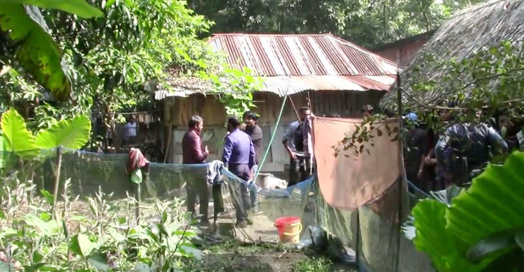 সন্তানকে হত্যার ভয় দেখিয়ে মাকে ধর্ষণ, টাকা-স্বর্ণালংকার লুট