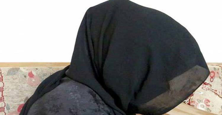 বাবা ডেকেও রক্ষা পাননি গৃহবধূ, পালাক্রমে ধর্ষণ