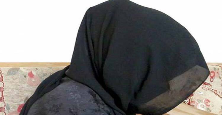 স্ত্রীর স্বীকৃতির দাবিতে যুবকের বাড়িতে অনশনে তরুণী