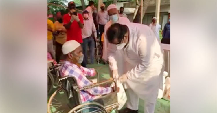 এবার প্রতিবন্ধীদের ঈদ উপহার দিলেন ক্রীড়া প্রতিমন্ত্রী