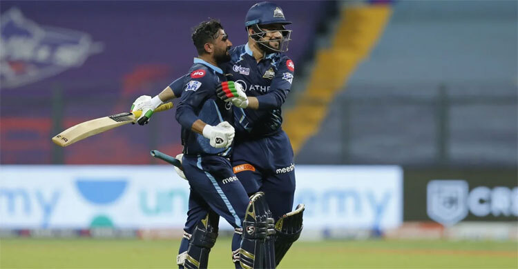 ছক্কা মেরে গুজরাটকে এককভাবে শীর্ষে তুললেন রশিদ খান