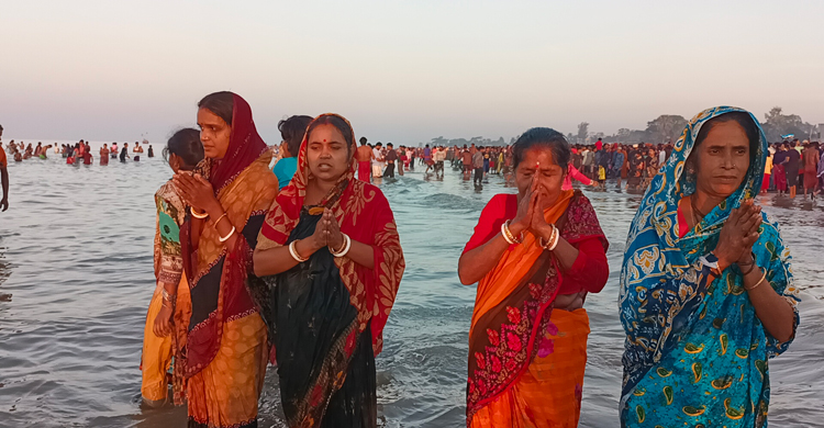 পটুয়াখালীর কলাপাড়া ও কুয়াকাটায় আজ থেকে শুরু হয়েছে হিন্দুধর্মালম্বীদের শত বছরের ঐতিহ্যবাহী উৎসব রাস মেলার আনুষ্ঠানিকতা