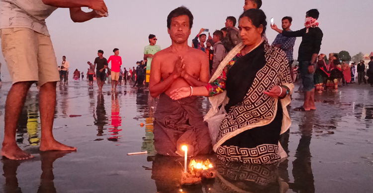 পটুয়াখালীর কলাপাড়া ও কুয়াকাটায় আজ থেকে শুরু হয়েছে হিন্দুধর্মালম্বীদের শত বছরের ঐতিহ্যবাহী উৎসব রাস মেলার আনুষ্ঠানিকতা