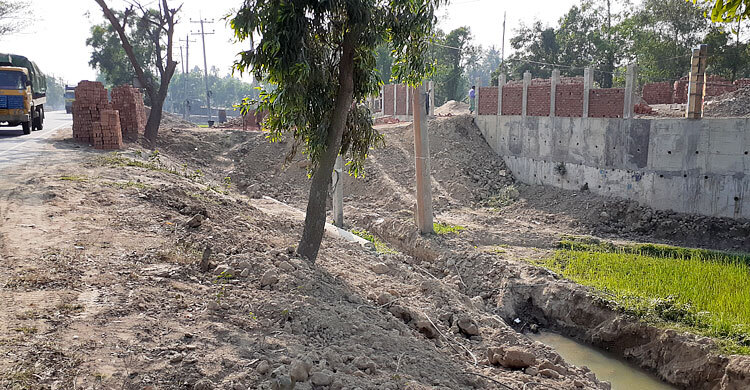 খাল ভরাট করে পল্লী বিদ্যুতের সংযোগ রাস্তা নির্মাণ!