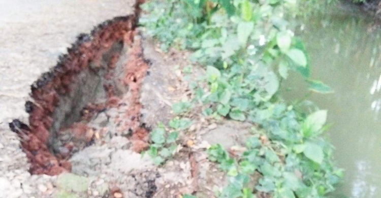 বছর না পেরোতেই রাস্তা ভেঙে খালে