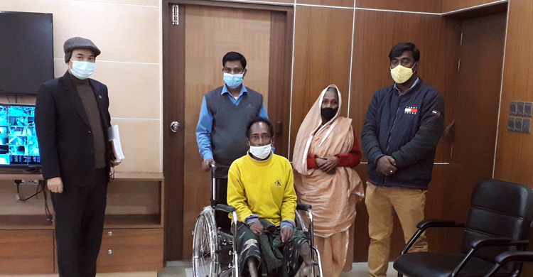 হুইল চেয়ার ও অর্থ সহায়তা পেলেন প্রতিবন্ধী রতন