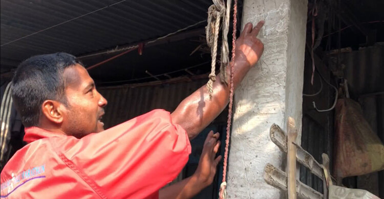 রতনের বাকির খাতা দেওয়াল আর দরজা