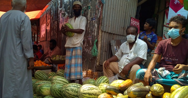 ঝালকাঠির বাজার সয়লাব মৌসুমি ফলে, দাম চড়া