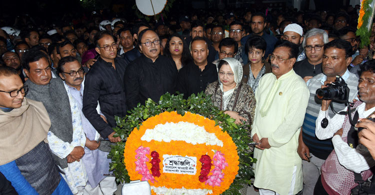 শ্রদ্ধার ফুলে ভরে গেছে শহীদ মিনারের বেদি