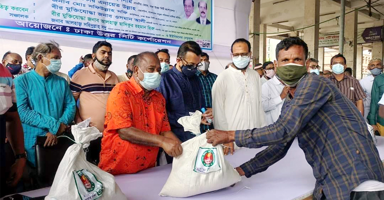 মহাখালীতে পরিবহন শ্রমিকদের মাঝে ত্রাণ বিতরণ