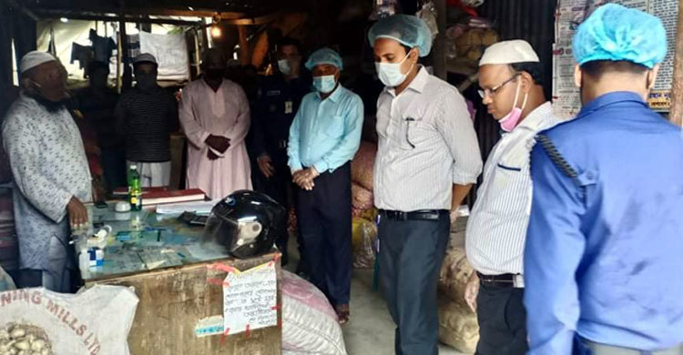 দাম বেশি রাখায় তিন ব্যবসায়ীকে জরিমানা