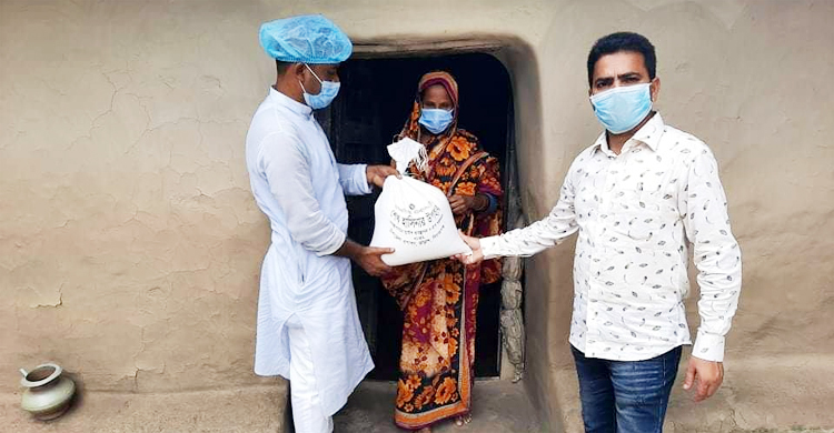 অসহায়দের বাড়ি বাড়ি গিয়ে চাল পৌঁছে দিলেন চেয়ারম্যান