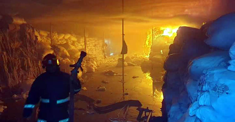 এক ঘণ্টার আগুনে ছাই টঙ্গীর ৩টি তুলার গুদাম