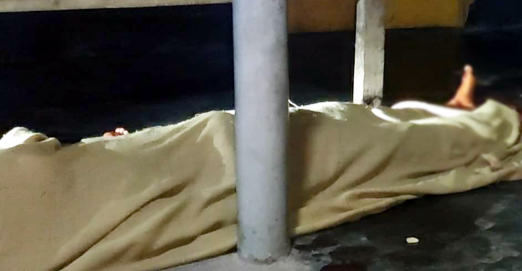 ঘরে ঢুকে স্কুলছাত্রীকে গলা কেটে হত্যা