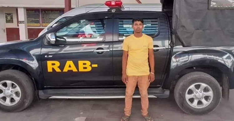 সোয়া কোটি টাকার চোরাই শাড়ি-লেহেঙ্গাসহ যুবক গ্রেফতার