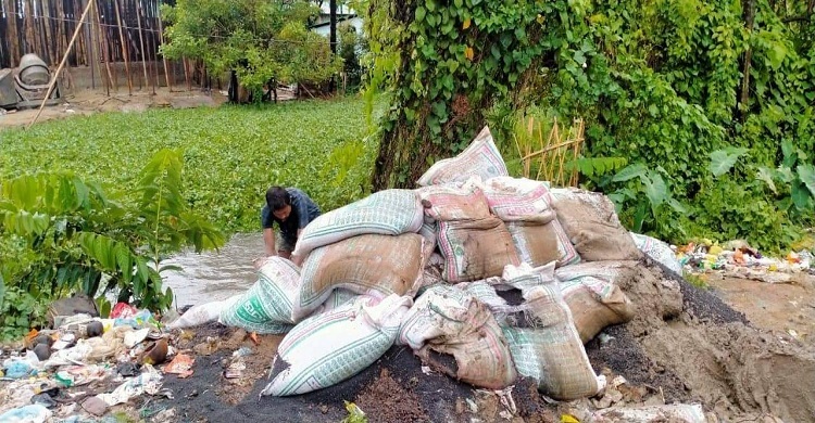 রামুতে ১৭৫ বস্তা ভেজাল সার জব্দ, ডিলারকে জরিমানা