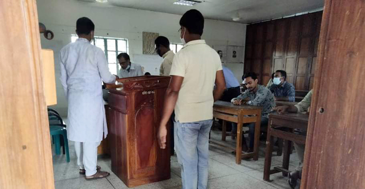 ১৪ শিক্ষার্থীর চুল কাটার ঘটনা তদন্তে ইউজিসির প্রতিনিধি দল