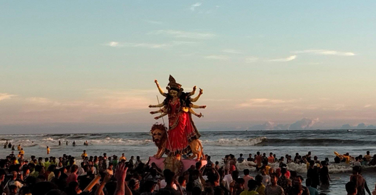 প্রতিমা বিসর্জনে কক্সবাজার সৈকতে সম্প্রীতির মিলনমেলা