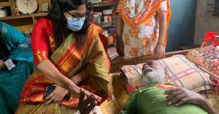 অসুস্থ বীর মুক্তিযোদ্ধার পাশে দাঁড়ালেন ইউএনও
