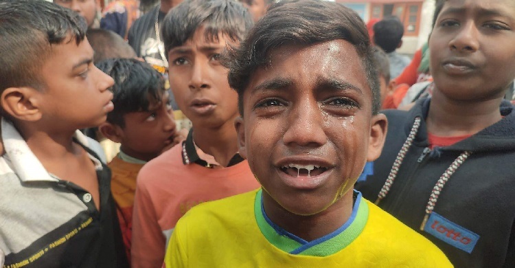 পরিচ্ছন্নতাকর্মীদের ঘর ভেঙে গ্যারেজ করার উদ্যোগ, সড়ক অবরোধ