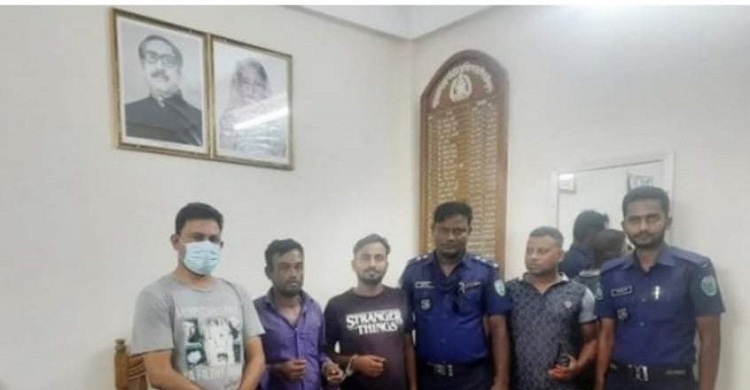 শায়েস্তাগঞ্জে তিন ছিনতাইকারী গ্রেফতার