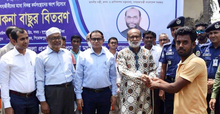 ‘অসহায়, দরিদ্র ও ছিন্নমূলদের স্বাবলম্বী করতে সরকার সচেষ্ট’
