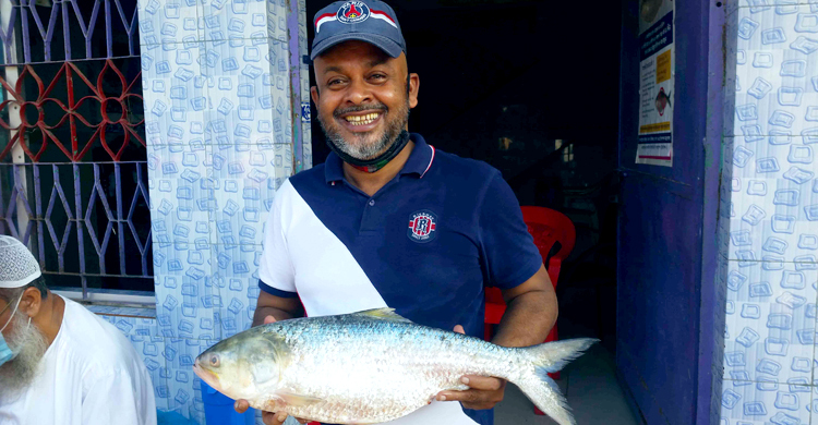 এক ইলিশের দাম ৫৩০০ টাকা!