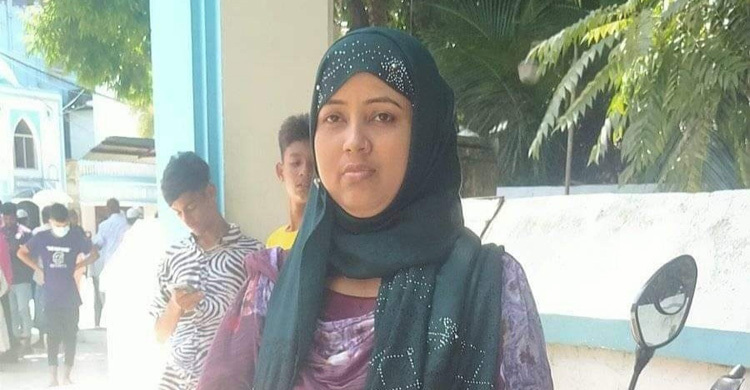 স্বামী-সন্তানের পাশে চিরনিদ্রায় শায়িত রেখা