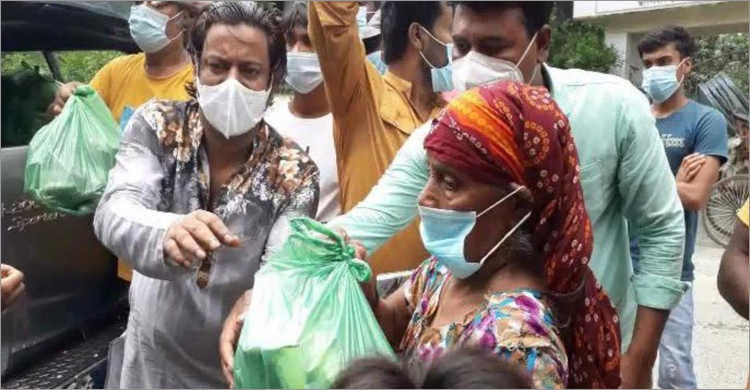 নিজ গাড়িতে দরিদ্রদের ঘরে সবজি পৌঁছে দিচ্ছেন রাজবাড়ীর মেয়র