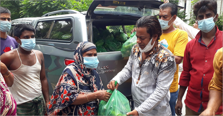 নিজ গাড়িতে দ‌রিদ্র‌দের ঘ‌রে সবজি পৌঁ‌ছে দি‌চ্ছেন রাজবাড়ীর মেয়র