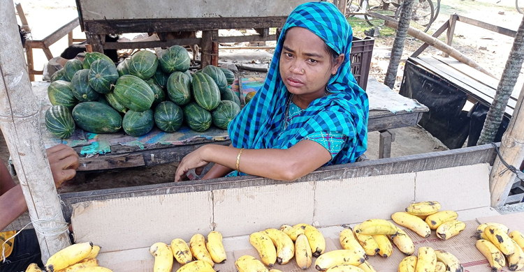 ‘ছবি তুলতে গেলেই বলেন এবার ত্রাণ পাবো’